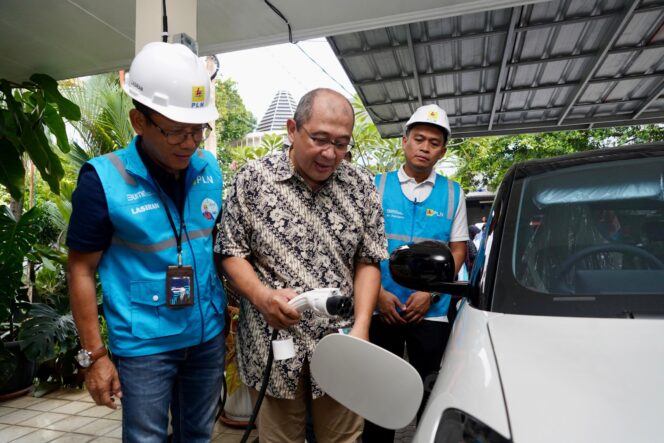 
					PLN Nyalakan Secara Serentak 300 Home Charging Mobil Listrik