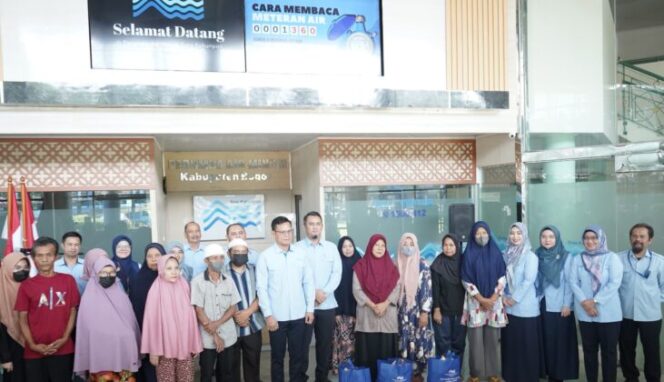 
					Foto bersama usai penyerahan secara simbolis bingkisan Hari Raya Idul Fitri dari Perumda Air Minum Tirta Kahuripan Kabupaten Bogor kepada masyarakat di sekitar kantor pusat. (Dok.Perumda)