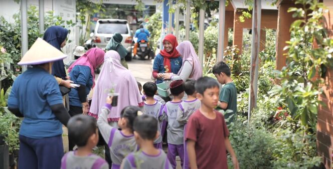 
					Ibu-ibu dari Kelompok Tani Wanita D’Shafa membagikan bibit tanaman yang akan ditanam dengan metode hidroponik kepada anak-anak PAUD Delima di Edufarm Malakasari, Duren Sawit, Jakarta Timur.