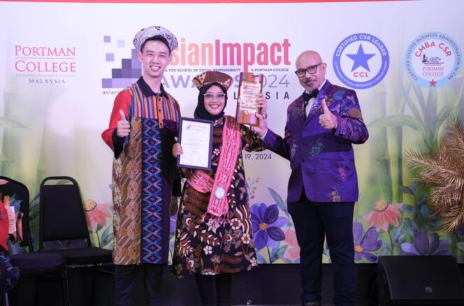 
					Chairman La Tofi School of Social Responsibility, La Tofi (kanan) bersama CEO Portman College Malaysia, Gym Chan (kiri) menyerahkan penghargaan CSR Leading Impact dan Visionary Leader kepada Manager Komunikasi dan TJSL PLN Unit Induk Distribusi Jakarta Raya, Intan Nugrahani Putri (tengah).