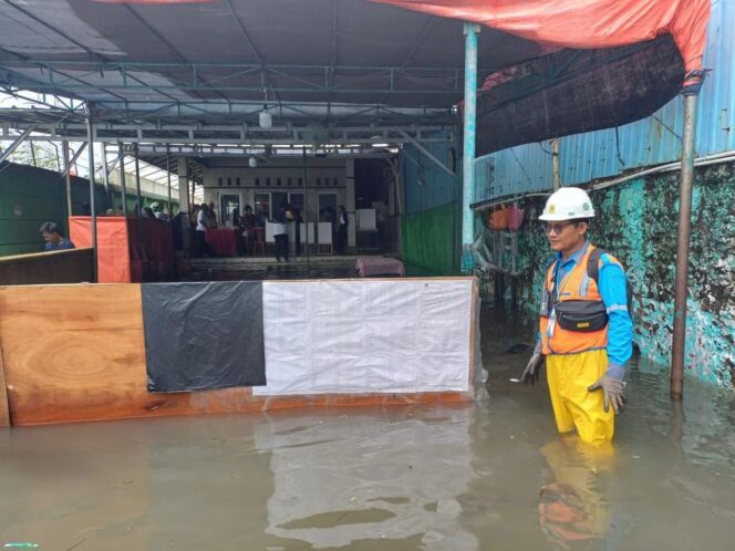 
					Petugas PLN bergerak sigap ke lokasi banjir dengan perlengkapan lengkap memeriksa instalasi listrik warga yang terkena dampak banjir.