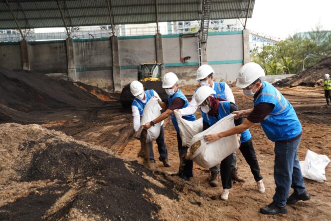 
					Proses pencampuran sampah biomassa dan batubara untuk menjadi Bahan Bakar Jumputan Padat (BBJP) yang dimanfaatkan untuk material co-firing PLTU Lontar.